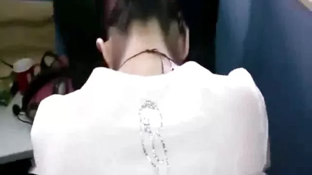 一個狂歡教導取悅熱情的金發女郎