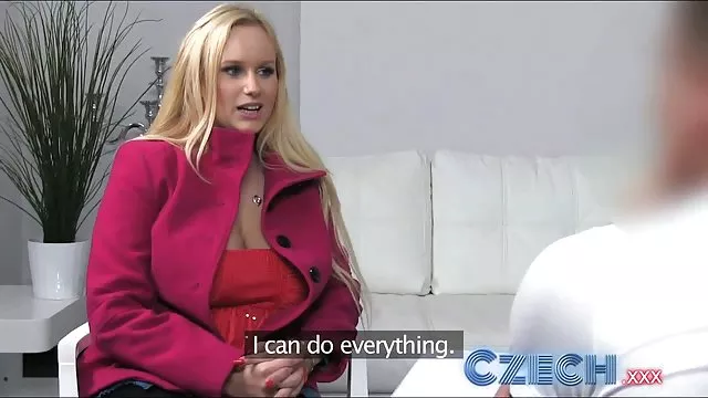 最終充滿牛奶的成熟和性感的女人
