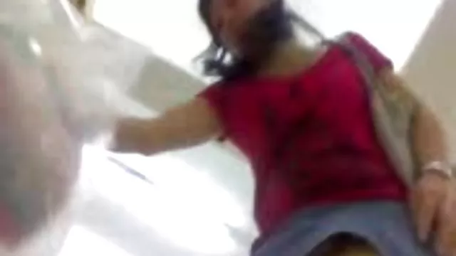 成熟的金發女郎被幸運的黑色摧毀