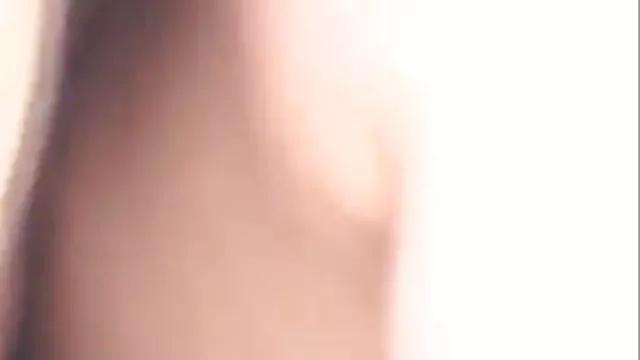 紅頭髮的蕩婦被舔吸和手淫的雞巴包圍