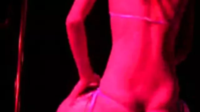 性感的紅發與幾個黑人acuerpados