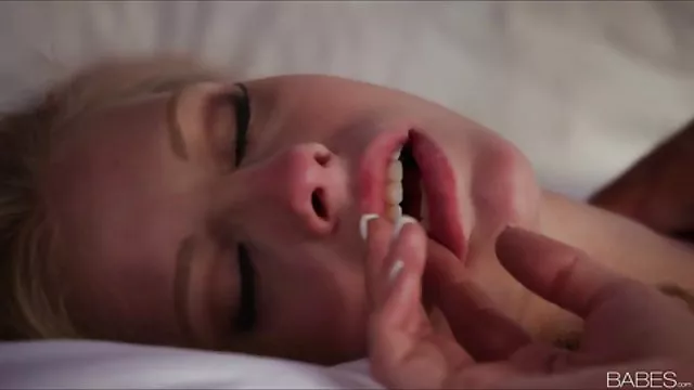 射精內心的金發女郎和兩個黑髮